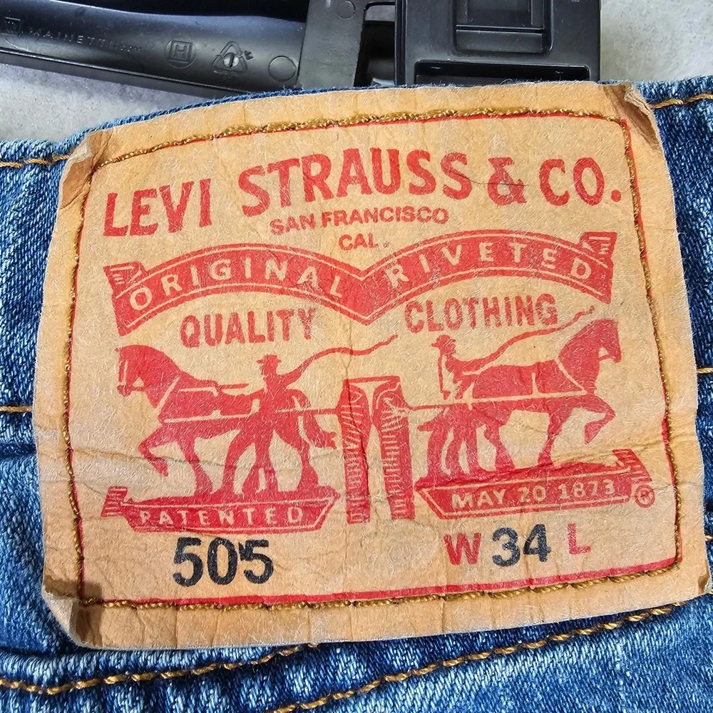 Levi Strauss Denim Shorts Medium Wash Raw Hem Cut Offs Jorts‎ Mens 33 Waist